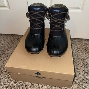 Sperry women’s saltwater black duck boots